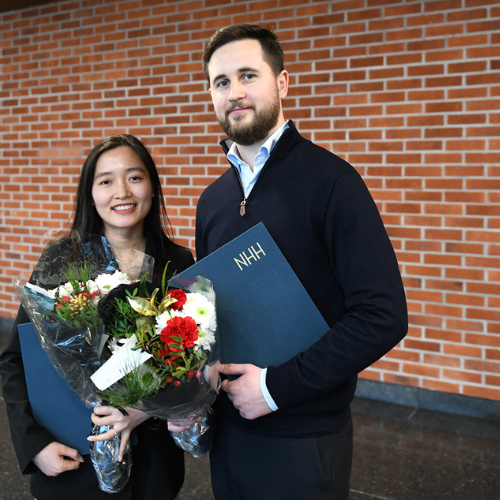 Newly graduated Hien Nguyen and Kenneth Hartmann was awarded the price for best master's thesis at the Department of economis 2024. Here with the head of the Department Kurt Richard Brekke. Foto: Linnea Oskarsen